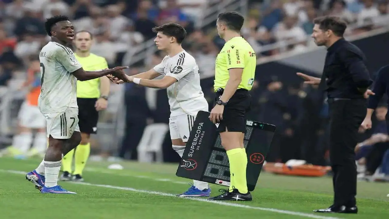 تهكم طريف.. أتلتيكو مدريد يسخر من شجار سيميوني وفينيسيوس بديربي إسبانيا